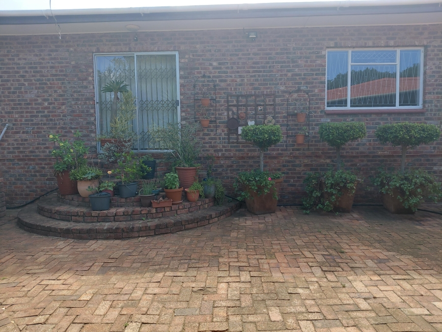 5 Bedroom Property for Sale in Vanes Estate Eastern Cape